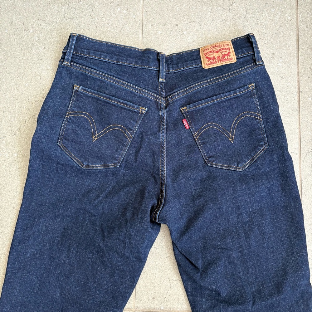 Levis Classic Straight Jeans - Picture 3 of 9